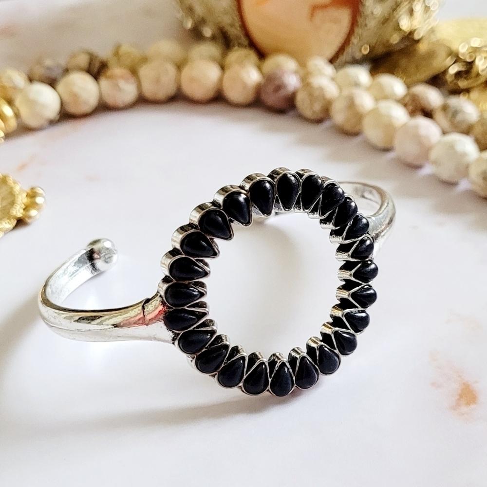 ARTISAN BLACK TEARDROP ONYX CIRCLE SILVER CUFF BRACELET